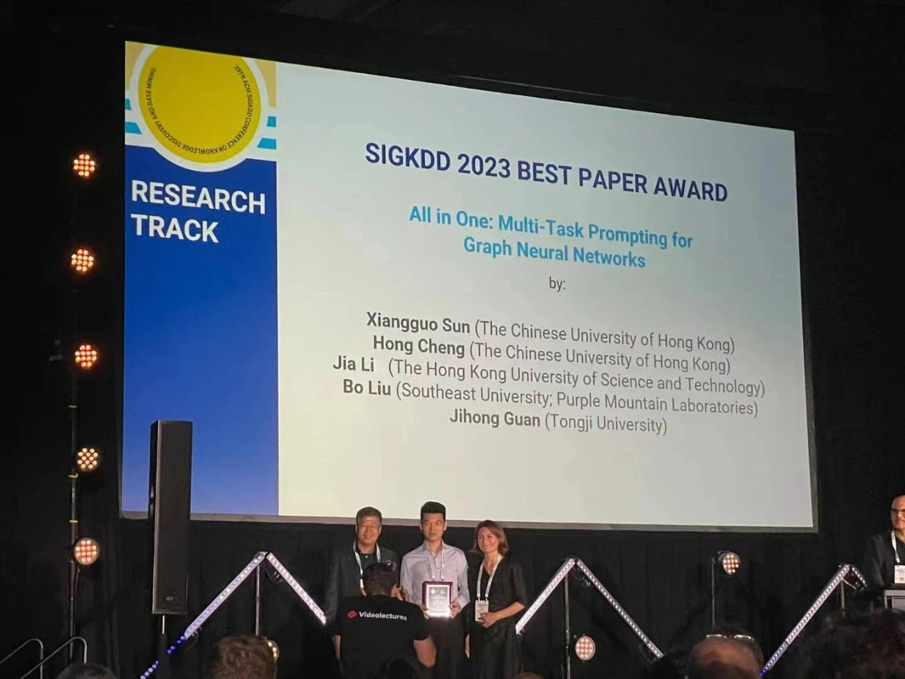 Prof. Cheng Hong and her postdoc fellow Dr. Sun Xiangguo won the best paper award at KDD2023.